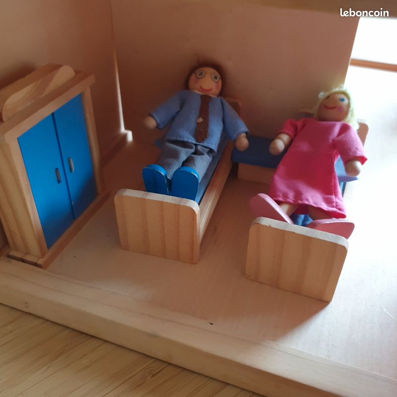 Maison de poupée en bois avec personnages bois et accessoires (image 5)