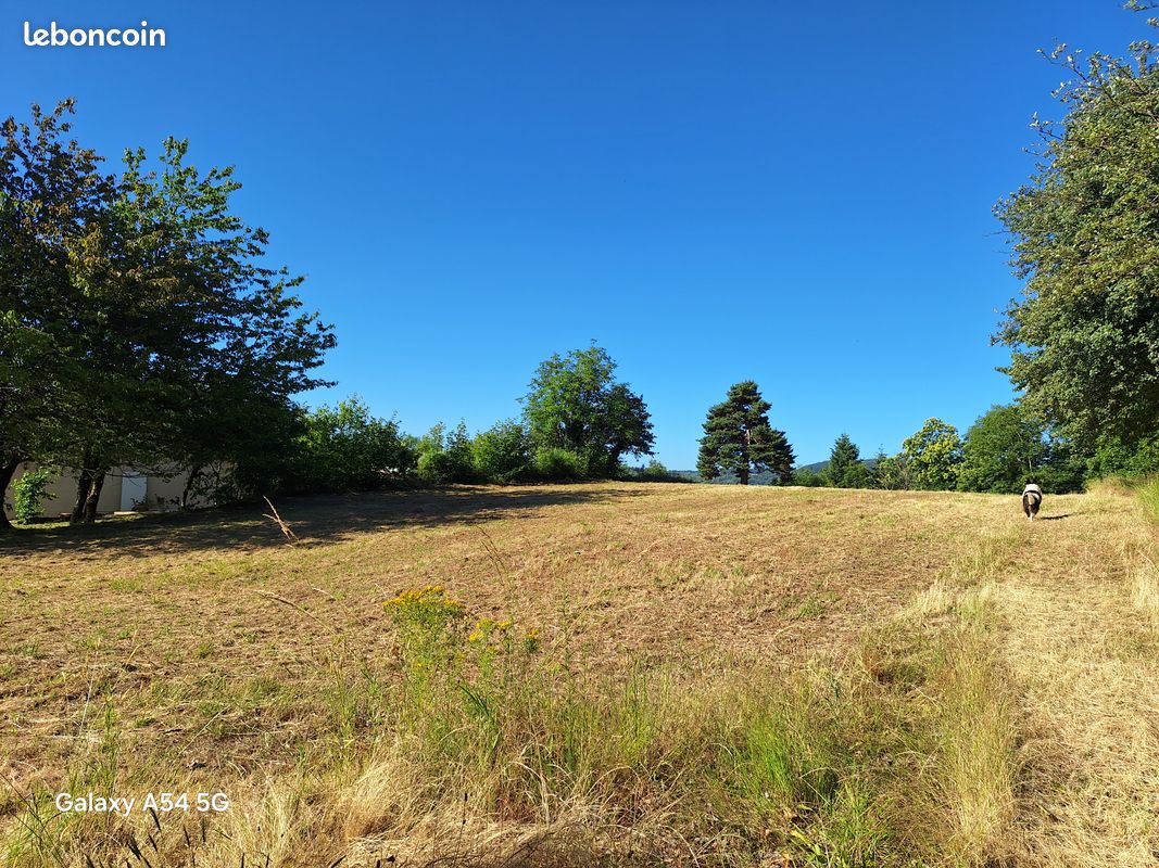 Terrain constructible de 1523m² au calme · à Saint-Apollinaire-de-Rias · 69 000 €