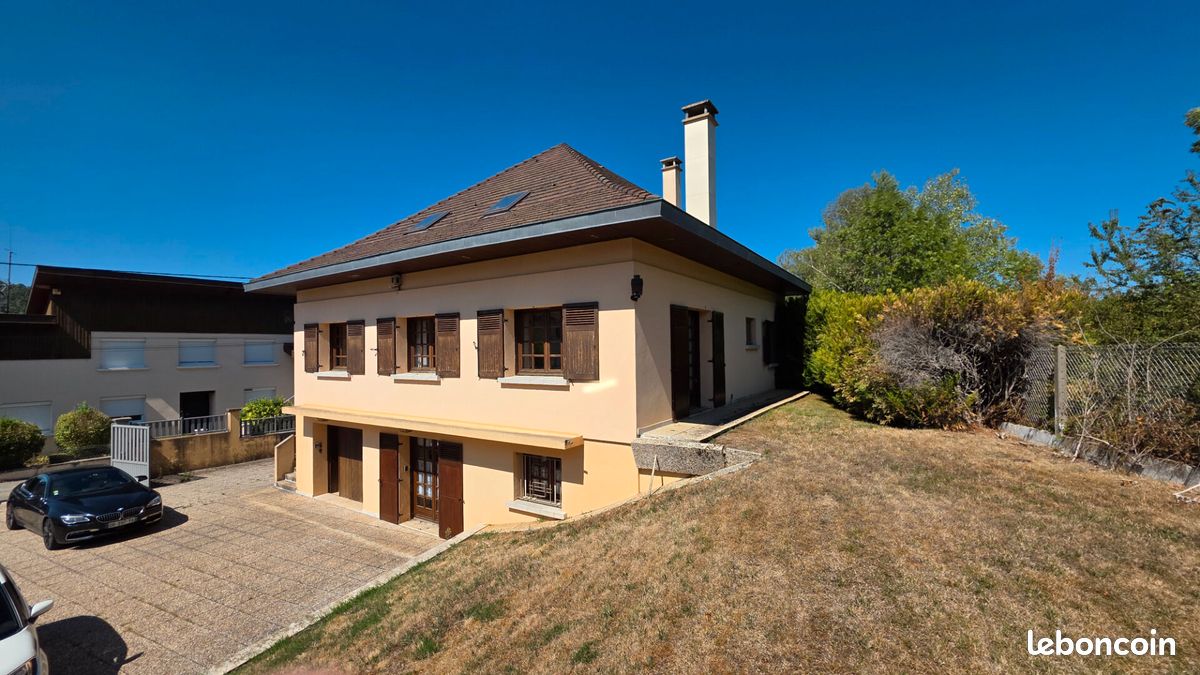 Maison 7 pièces 269 m² · à Oyonnax · 269 m² · 249 000 €