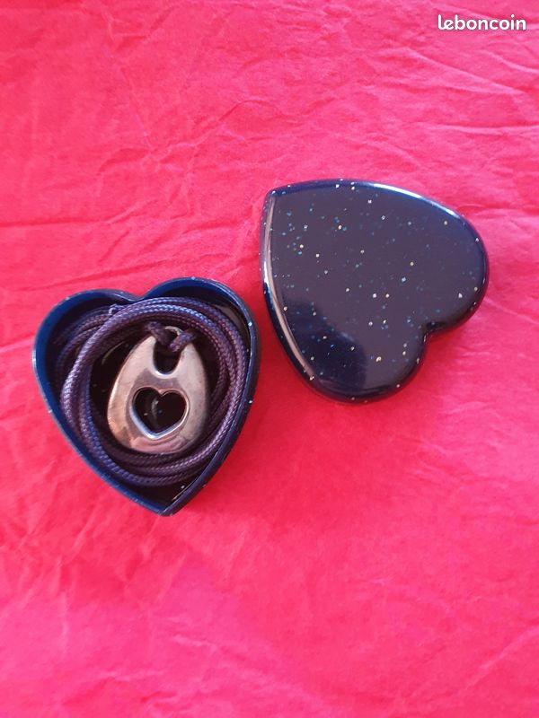 Petit cœur métal avec cordon et sa boite bleue (image 2)