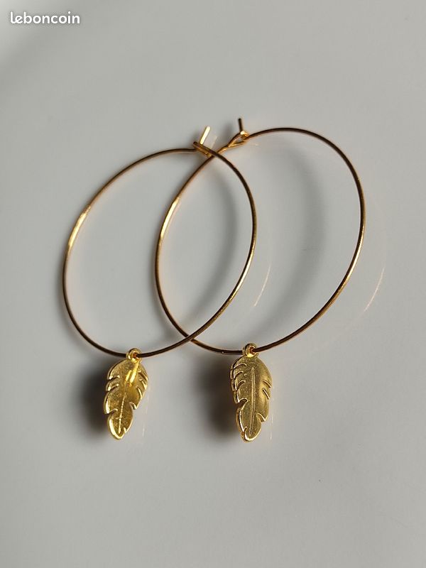 Boucle d'oreille créole pendante acier doré plume (image 1)