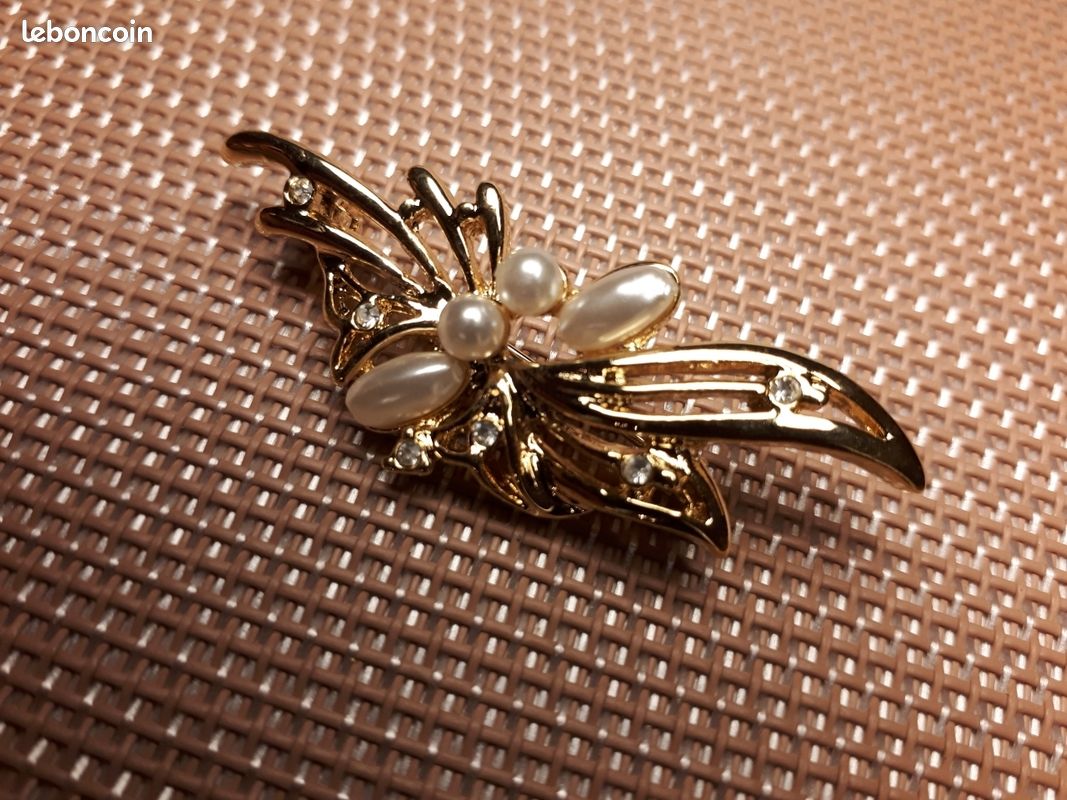 Broche Ancienne Dorée Avec Perles - Vintage - Occasion En Bon état (usures De Peinture Sur Perles)