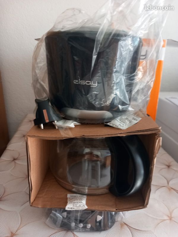 Cafetière programmable jamais servi encore dans son emballage anti gouttes (image 4)