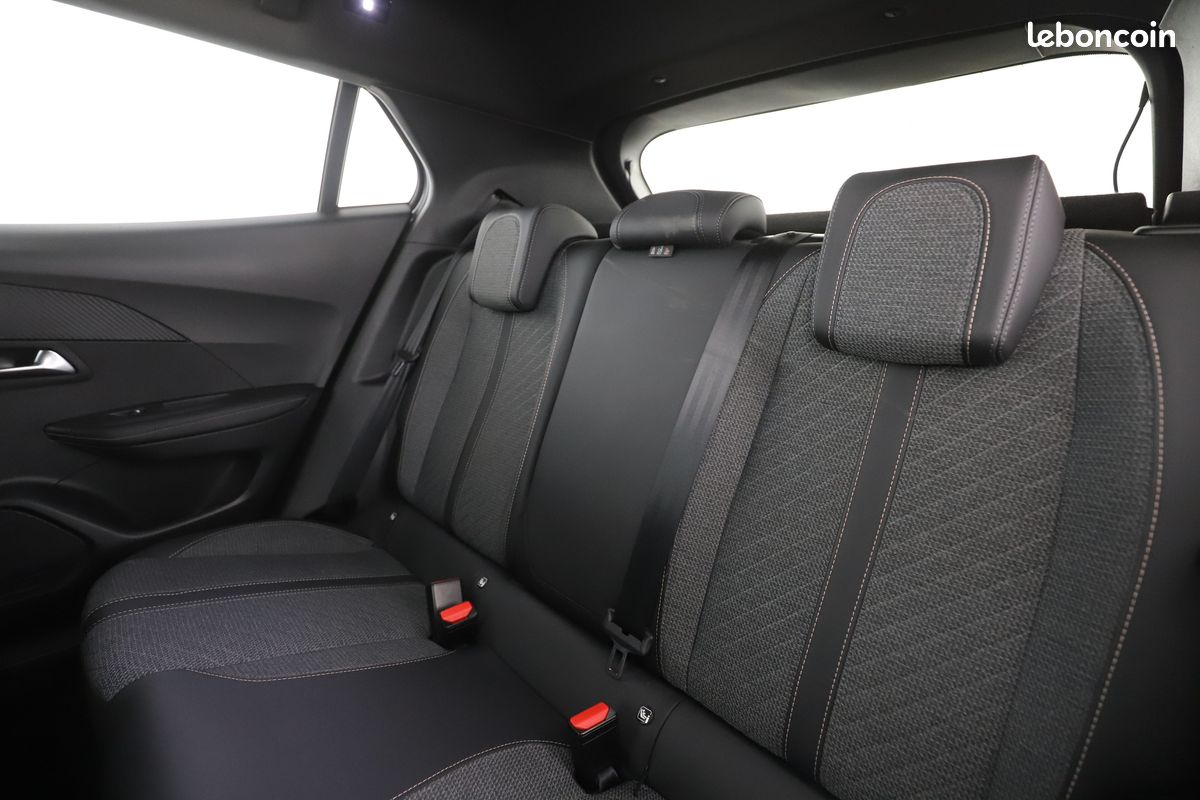 Peugeot 2008 1.2 PureTech Allure 101 ch (image 8)