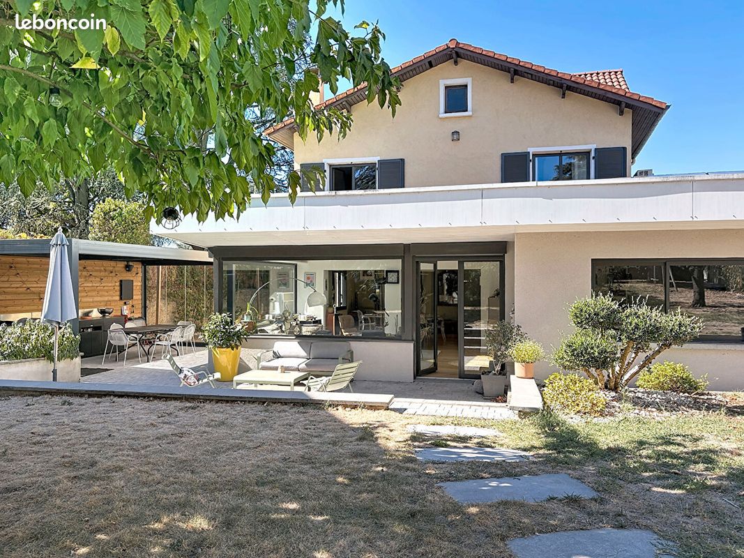 Maison 8 pièces 258 m² · à Caluire-Et-Cuire · 258 m² · 1 090 000 €