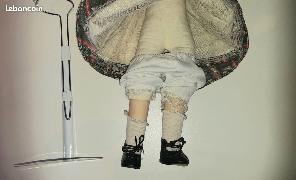 POUPEE de COLLECTION Totalement NEUVE Avec Support (2
