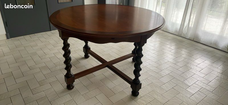 Table en bois massif (image 1)