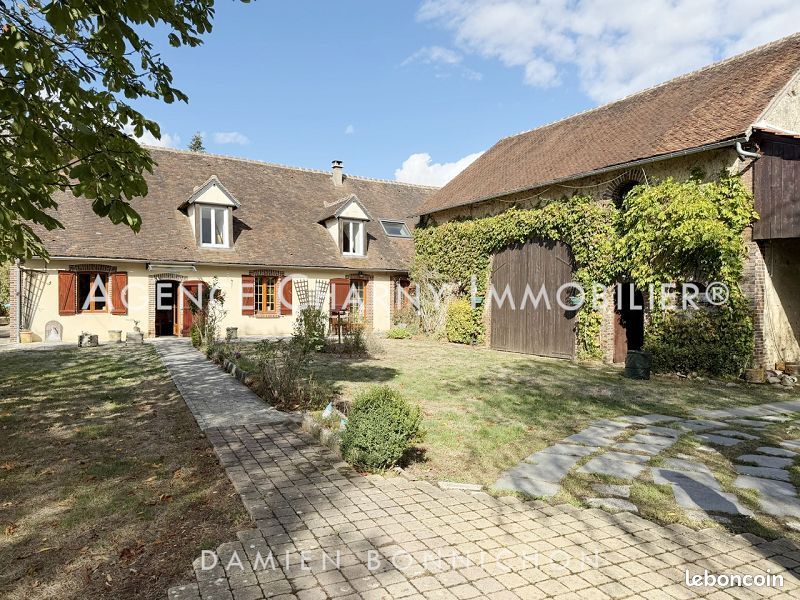 Maison 9 pièces 225 m² · à Charny Orée de Puisaye · 225 m² · 330 000 €