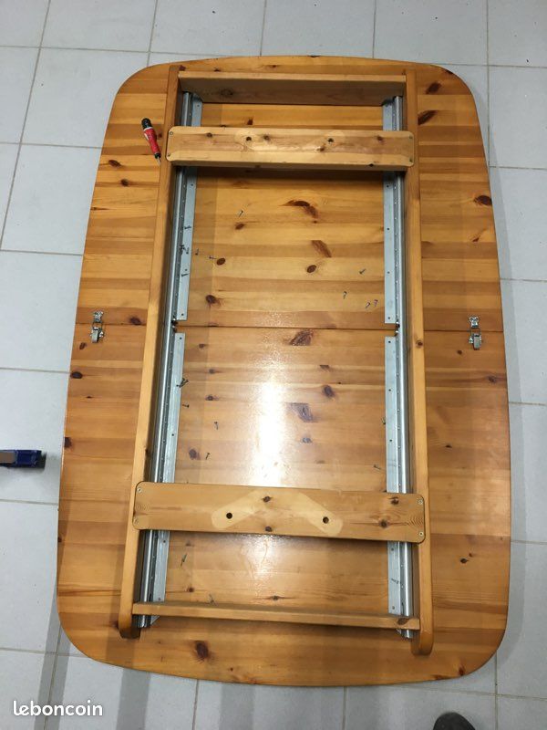 Table en pin massif (image 1)