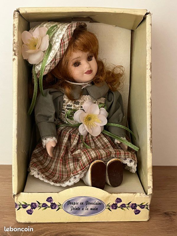 POUPEE EN PORCELAINE DE 25 CM NEUVE DANS SA BOITE AVEC 1