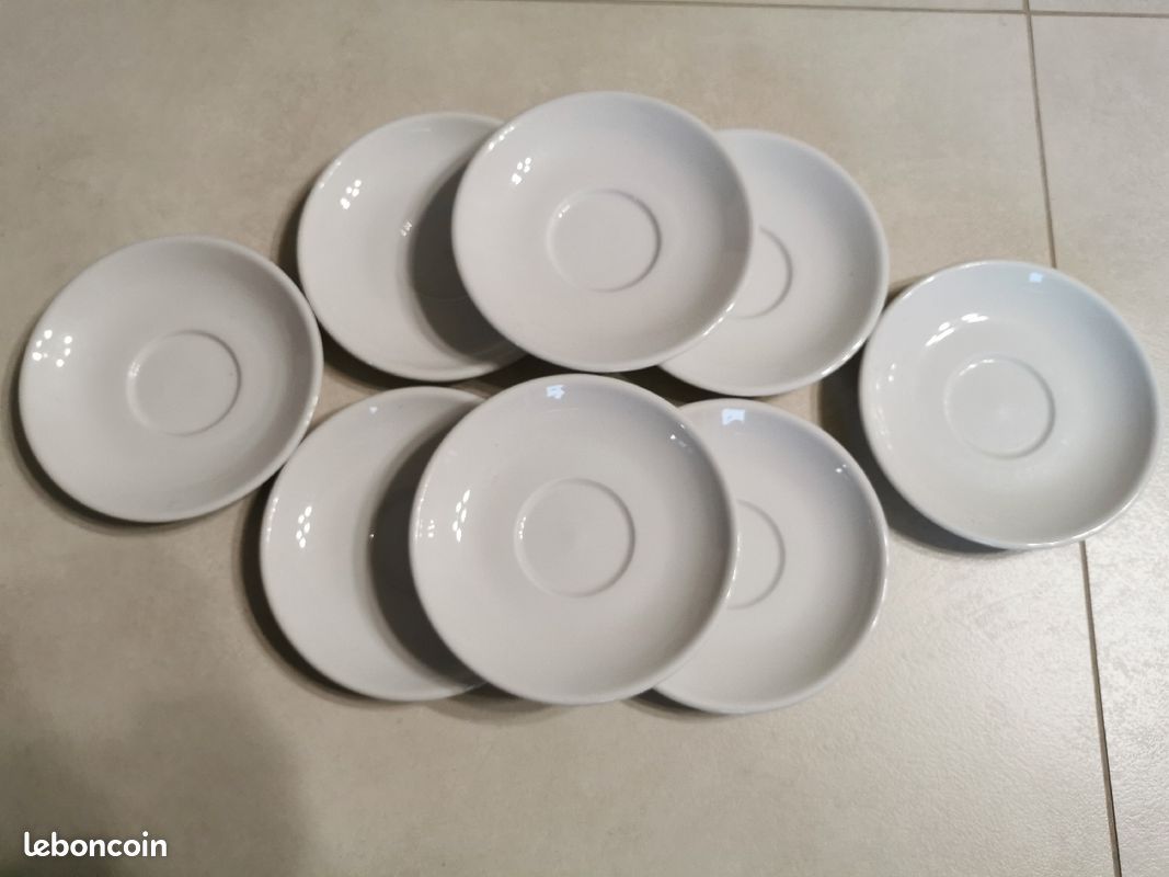 8 soucoupes à café blanche de diamètre 14cm (image 1)