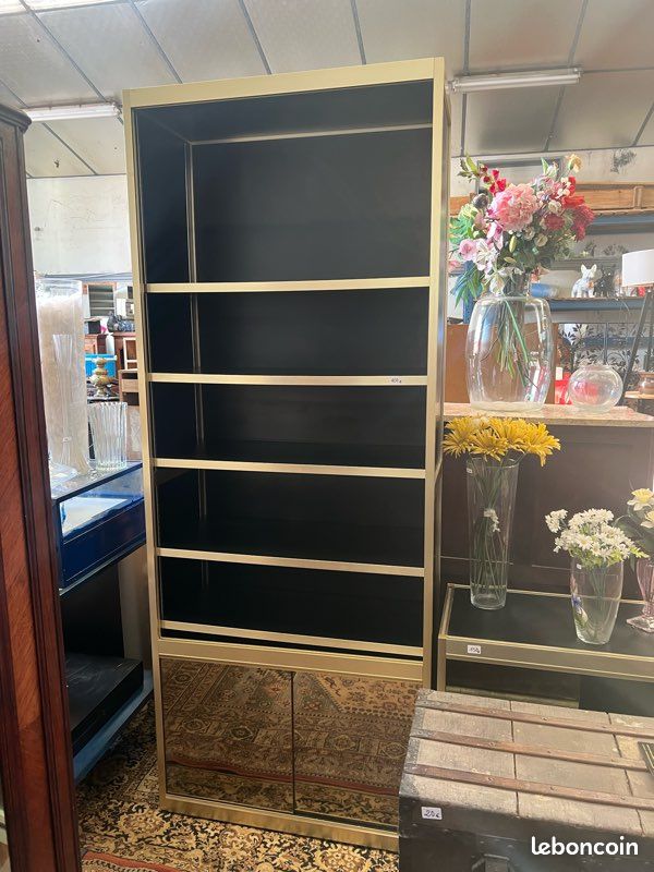 Grande étagère noir et dorée avec une vitrine (image 1)