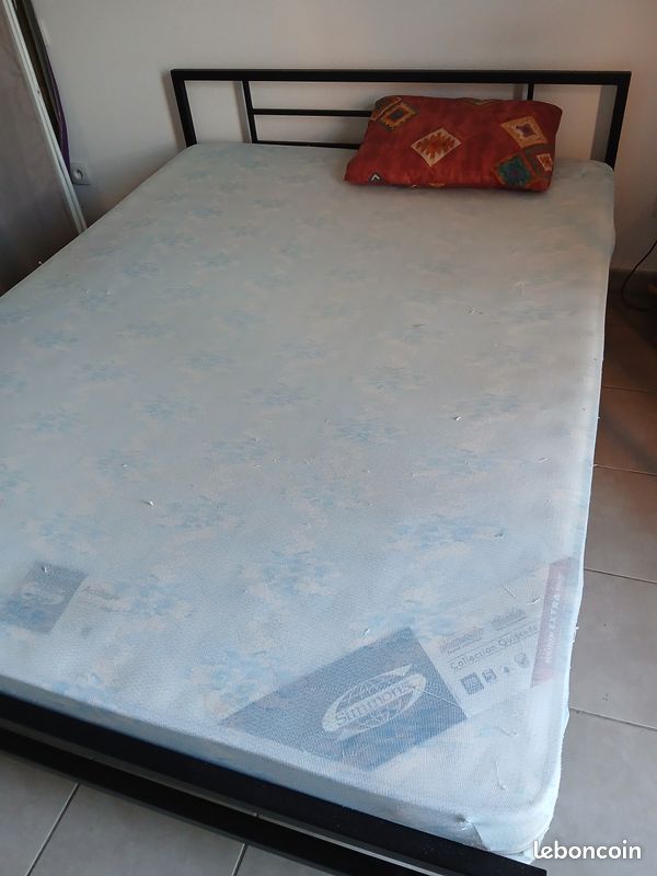 Lit,sommier,matelas,table de nuit (image 2)