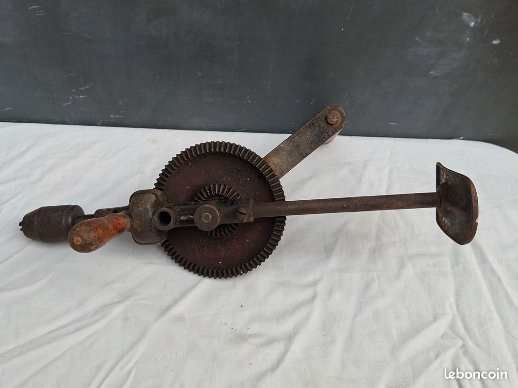 Chignole ancienne ,modèle rare avec 2 petits pignons d'entrainement