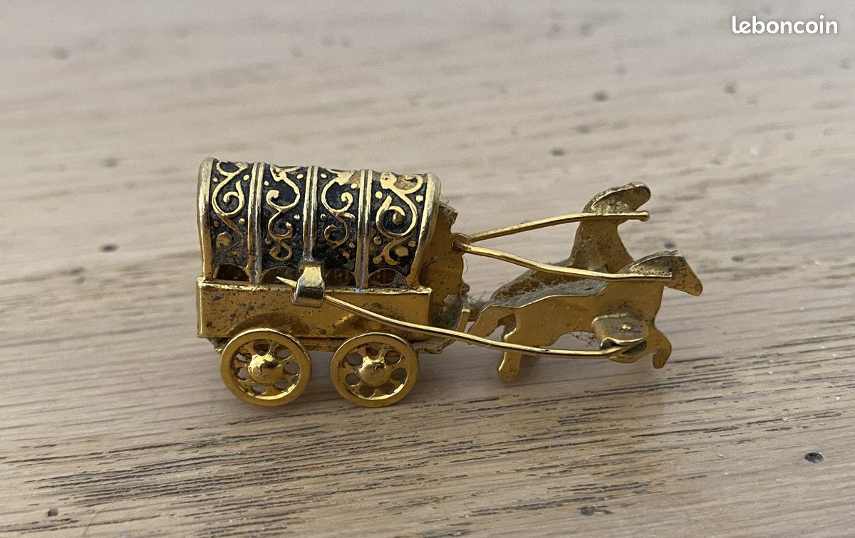 ANCIEN BIJOU DAMASQUINÉ - BROCHE ANCIENNE À DÉCOR GÉOMÉTRIQUE CISELÉ - OR TOLÈDE