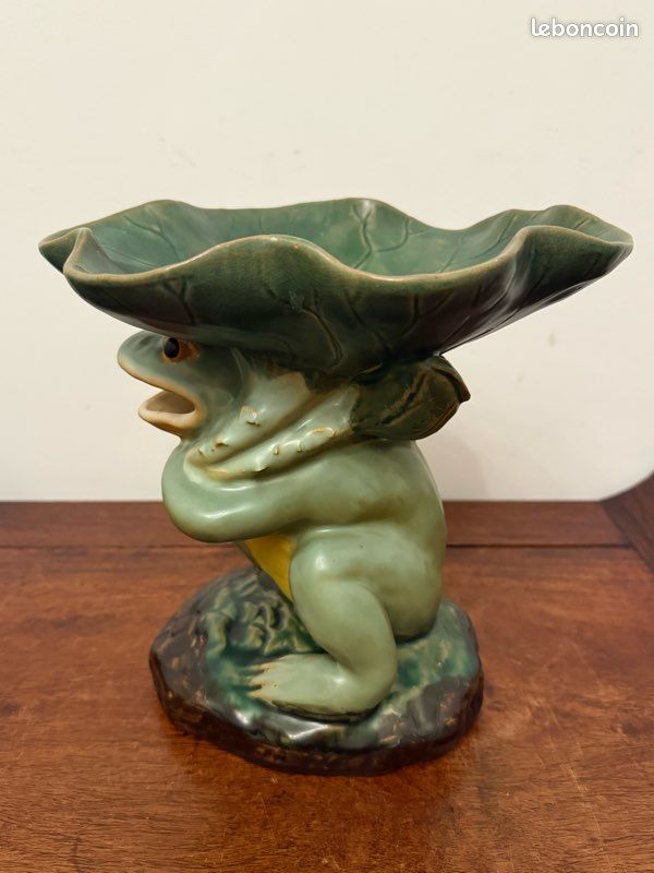 Plateau en céramique Chinoise de forme feuille de lotus porté par une grenouille souriante (image 3)
