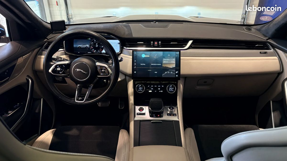 Jaguar F-Pace SVR 5.0 550ch 4x4 - Rare Phase 2 - Toit ouvrant - Son Meridian - Sièges AV/AR et volant chauffants (image 12)