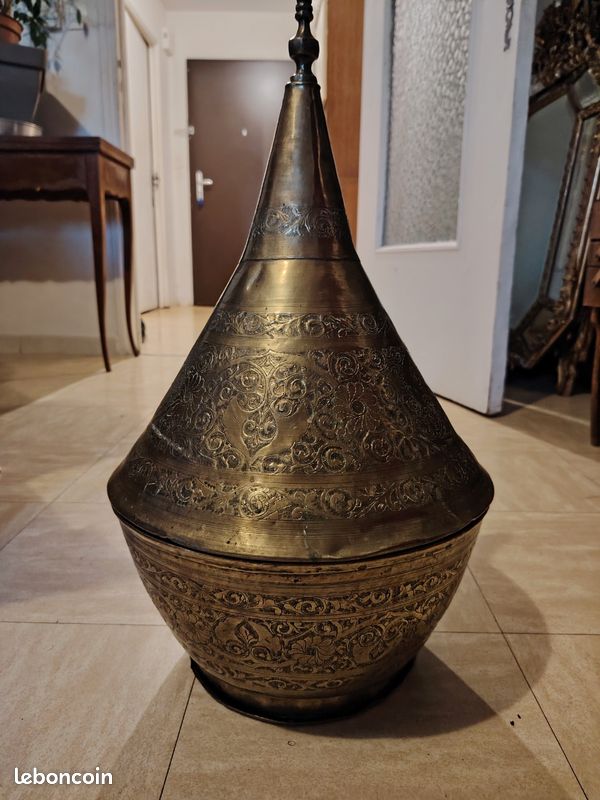 Plat à servir marocain en argent repoussé Tajine avec