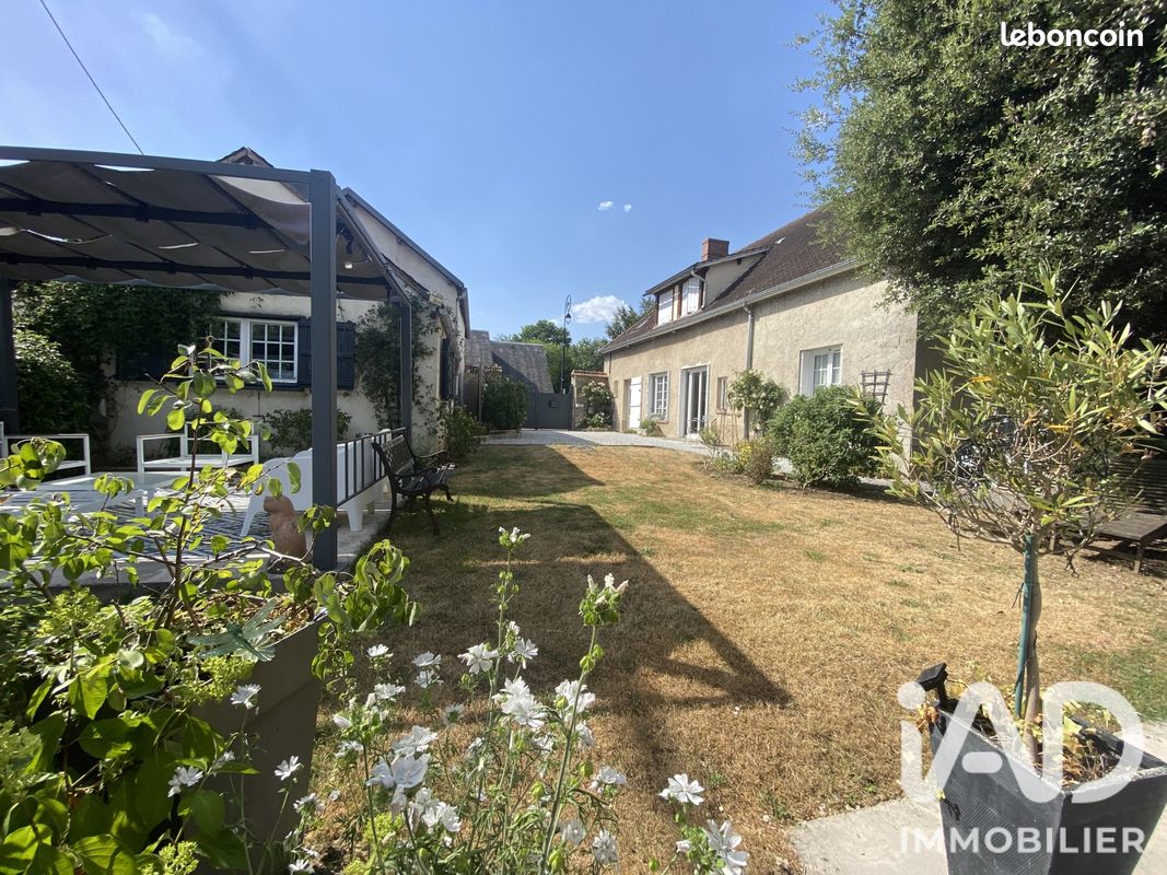 Maison 8 pièces 166 m² · à Hanches · 166 m² · 299 500 €