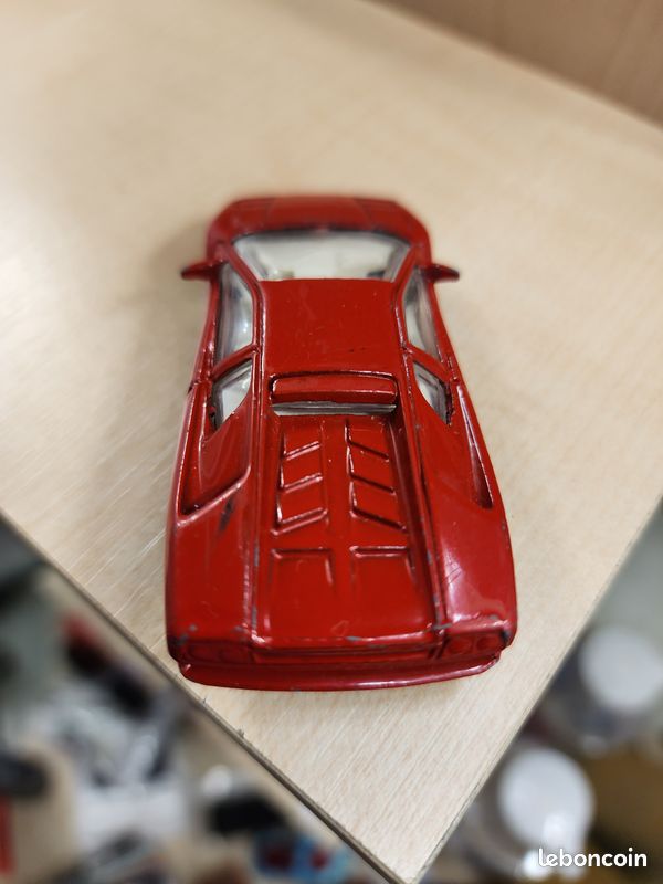 Lamborghini Countach miniature, fabrication Made in England, avec carrosserie en métal, peinture rouge et intérieur blanc (image 8)