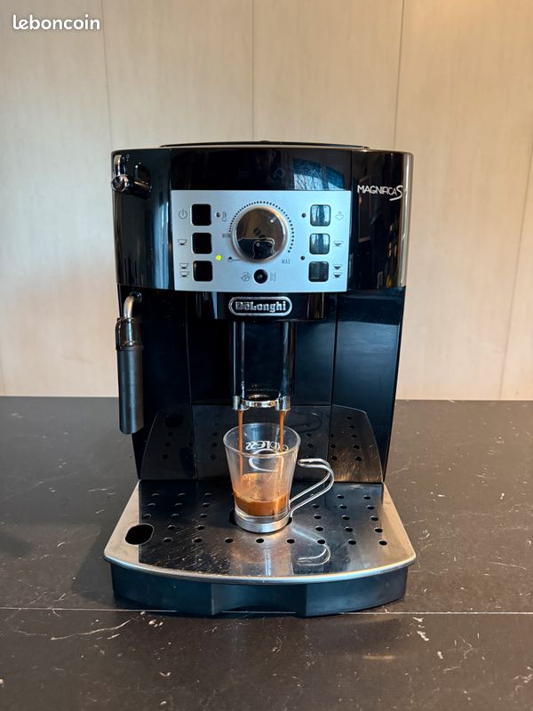 Machine à café (cafetière) Delonghi Magnifica S automatique avec broyeur à grain intégré (image 3)