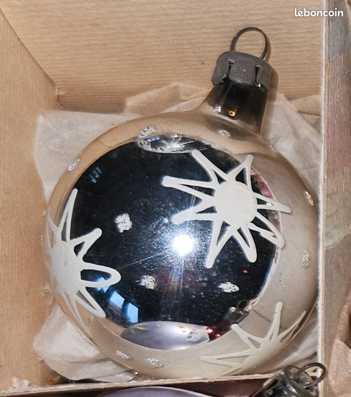 Boite de 4 boules de Noël en verre argent et noisette
