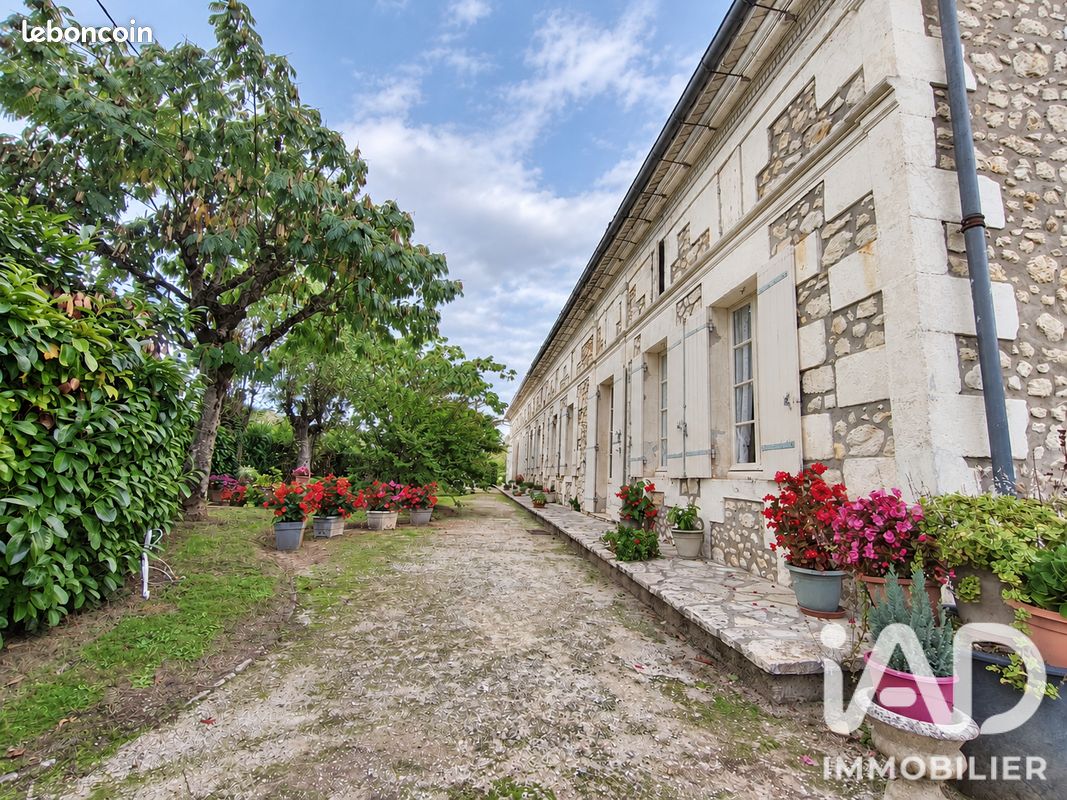 Maison 5 pièces 244 m² · à Cercoux · 244 m² · 179 500 €