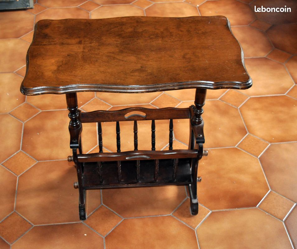Petite table d'appoint vintage porte-revues (image 1)