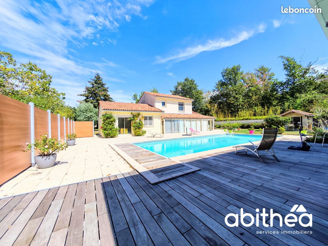 Maison 8 pièces 250 m² · à Coutras · 250 m² · 494 000 €