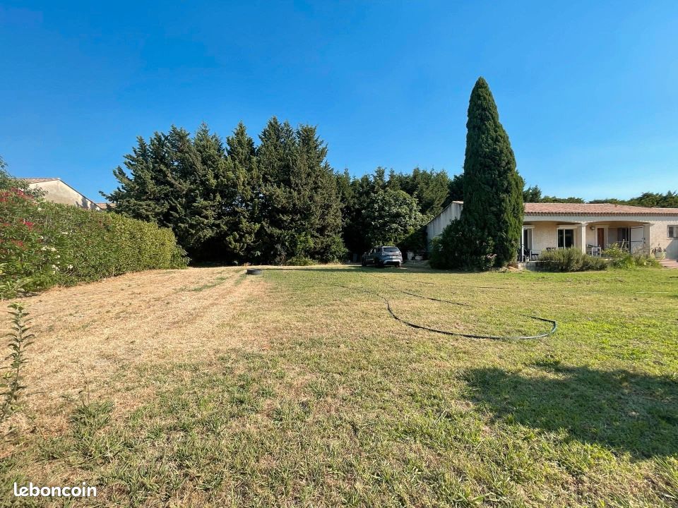 Terrain 650 m² · à Paradou · 249 000 €