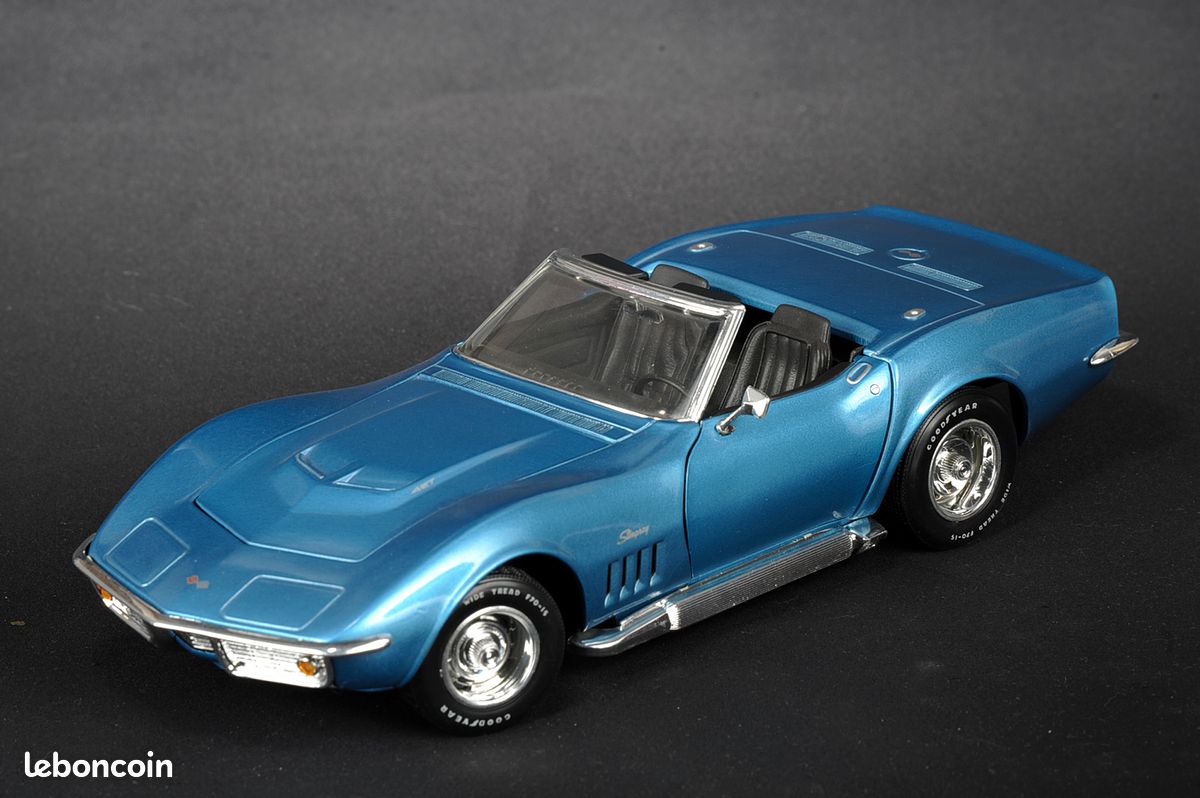 Miniature américaine 1/18 corvette 1969 convertible 1/18 revell 