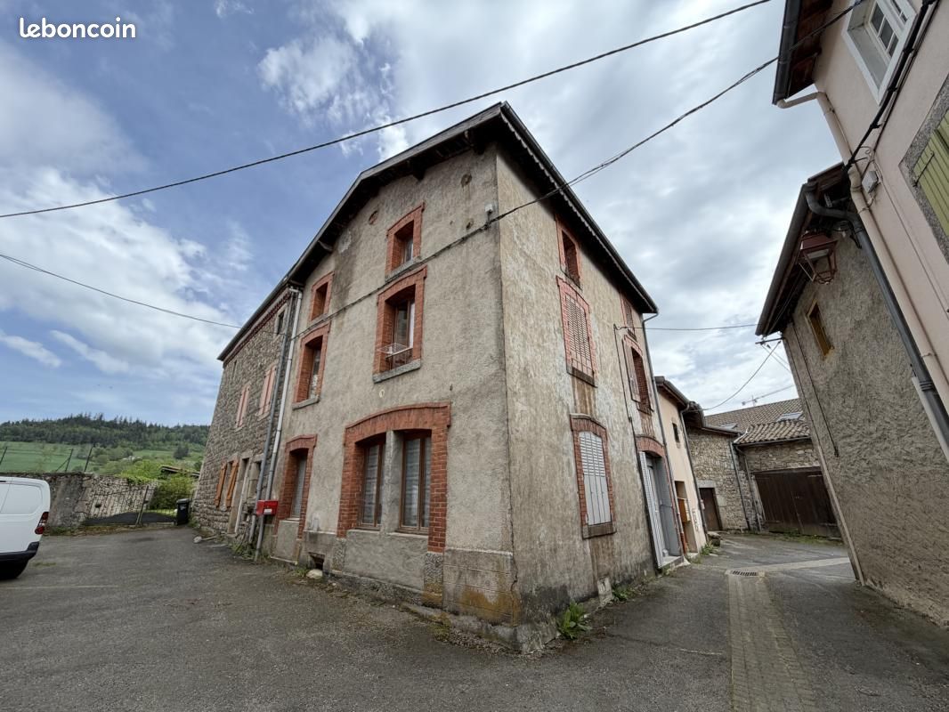 Maison 6 pièces 156 m² · à Saint-Jean-la-Vêtre · 156 m² · 45 000 €