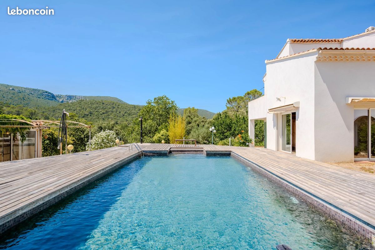 Maison 9 pièces 250 m² · à Méounes-lès-Montrieux · 250 m² · 585 000 €