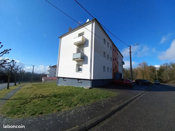 Location d'un grand F4+ avec 3 chambres, salon et SAM. Rue Corneille à Faulquemont