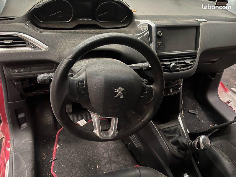 Toutes pièces tableau de bord disponible pour Peugeot 208 (image 1)