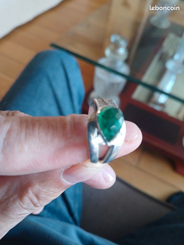 Bague argent sertie d,une magnifique émeraude taillée d,environ2,5 carats , cédé 450 euro , à débatre raisonnablemét ? (image 6)