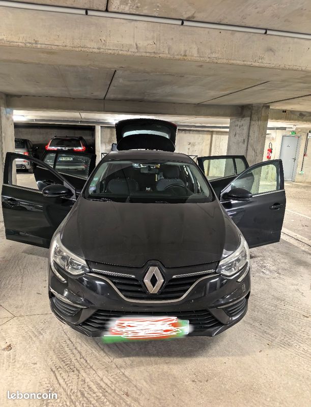 À vendre Renault Mégane IV Estate essence, boîte manuelle, mise en circulation en octobre 2019, environ 83 000 km, véhicule confortable, spacieux et bien entretenu, idéal pour une famille (image 5)