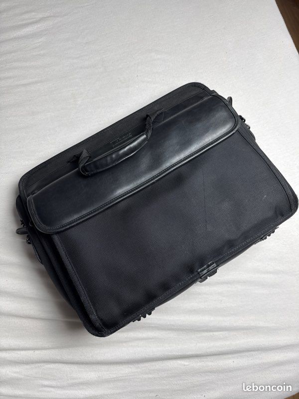 Sacoche Targus SafePORT pour PC portable 15 à 17 pouces – noire (WW80003) (image 1)