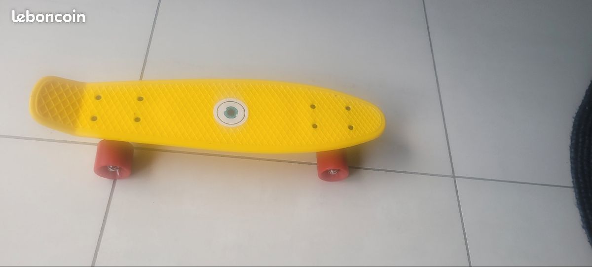 Skateboard (image 1)