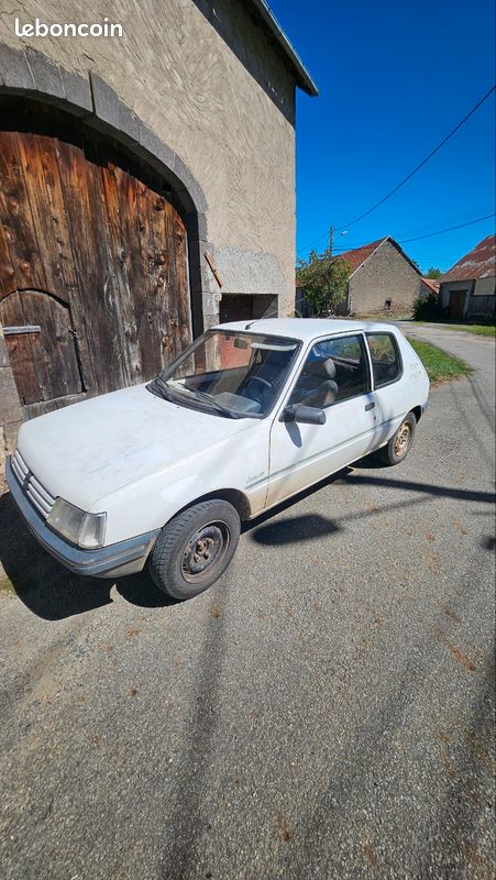 Peugeot 205 (image 1)