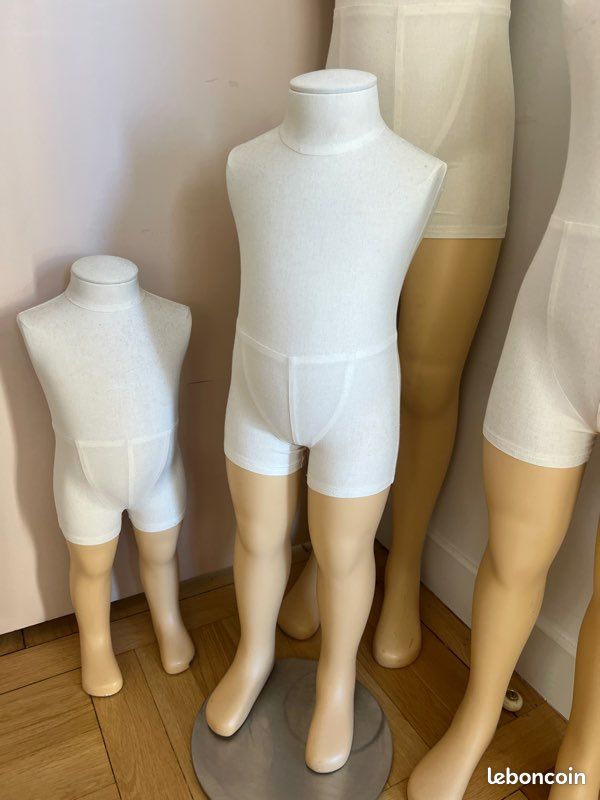 Lot de 4 mannequins enfants sur pied – 6 mois à 8 ans – Vitrine / Boutique (image 3)