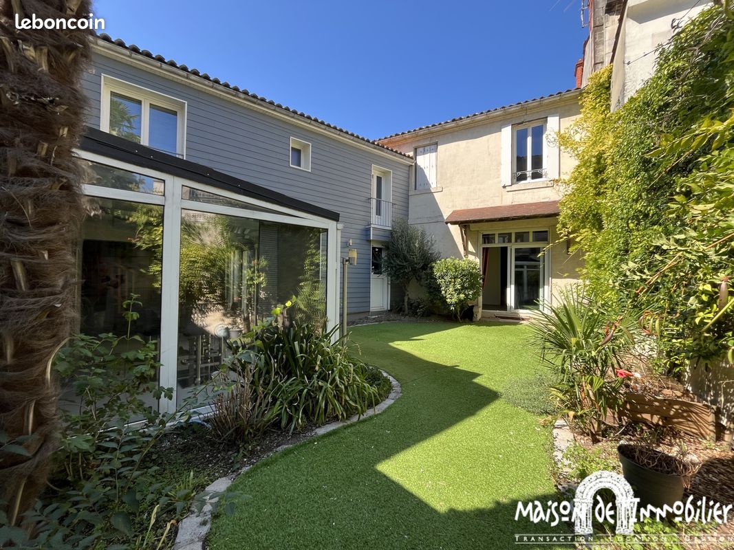 Maison 12 pièces 256 m² · à Cognac · 256 m² · 399 500 €
