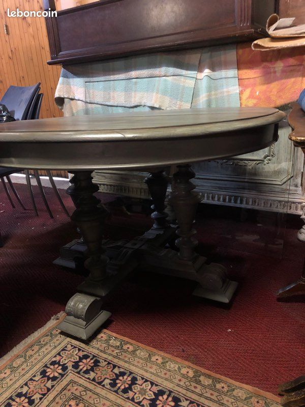 Table ronde 118 x107 plus 3 rallonges de 0.43 chacune (image 1)