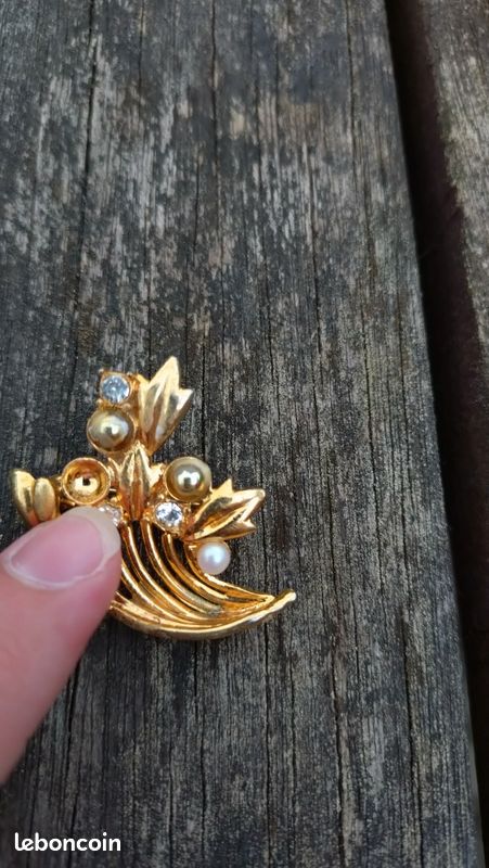 Broche feuille dorée vintage avec strass - France