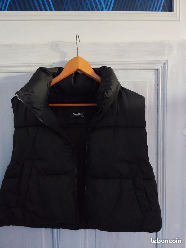 Doudoune noire sans manche Pull&Bear
Pull &Bear
Taille M
2 poches plaquées devant
Possibilité de resserrer la base
En parfait état (image 10)
