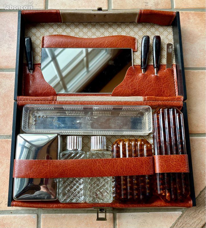 Trousse de toilette années 60 (image 1)