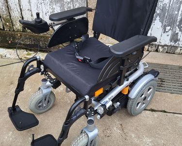 Fauteuil Roulant électrique Invacare Bora - Occasion, 4 Roues, Fonctionnel, Canne-siège