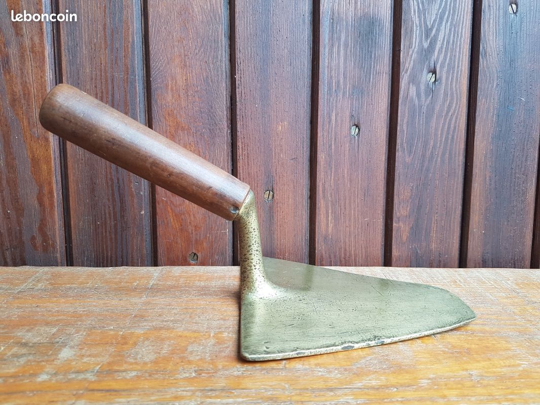 Ancienne truelle bronze ancien outil staffeur platrier maçon art populaire collection décoration atelier (image 3)