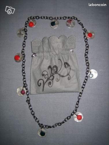 Collier plaques en fer et perles de couleurs (image 1)