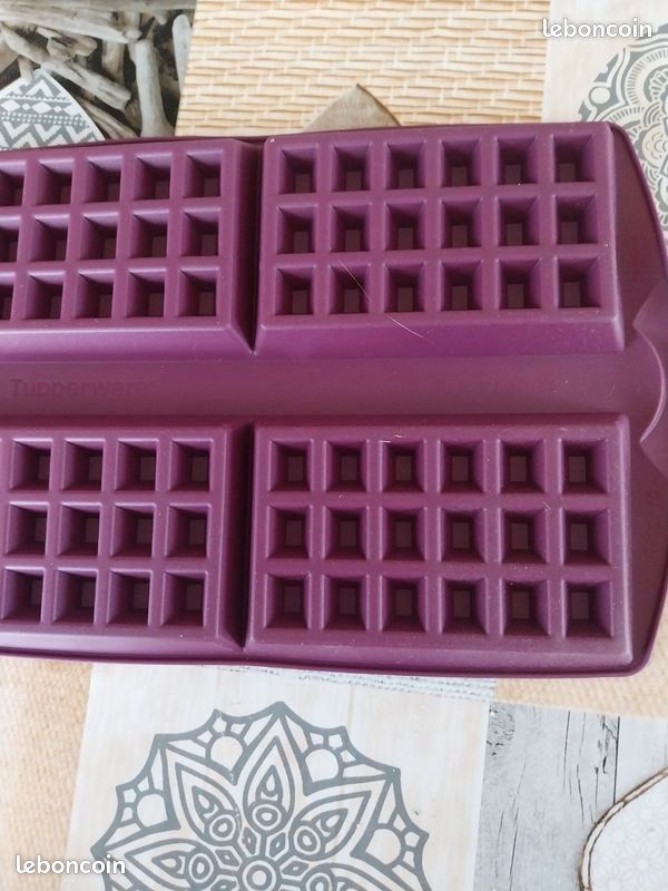 Moule à Gaufres En Silicone Tupperware - Violet - 4 Empreintes - Comme Neuf